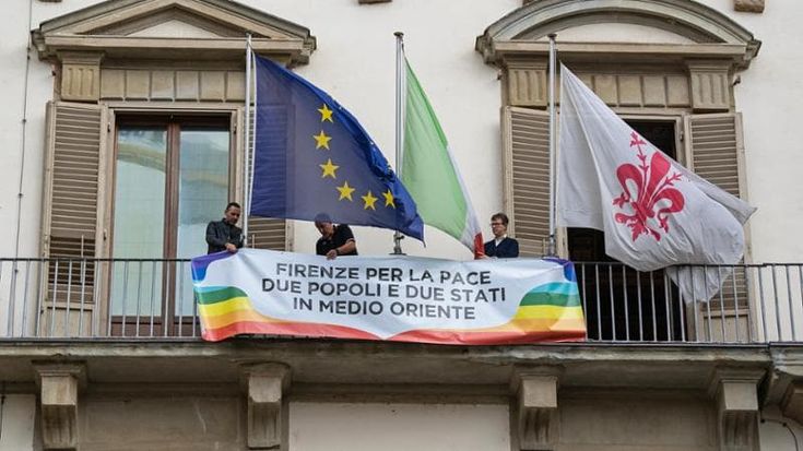 Lo striscione al posto della bandiera israeliana. Nardella spegne le polemiche