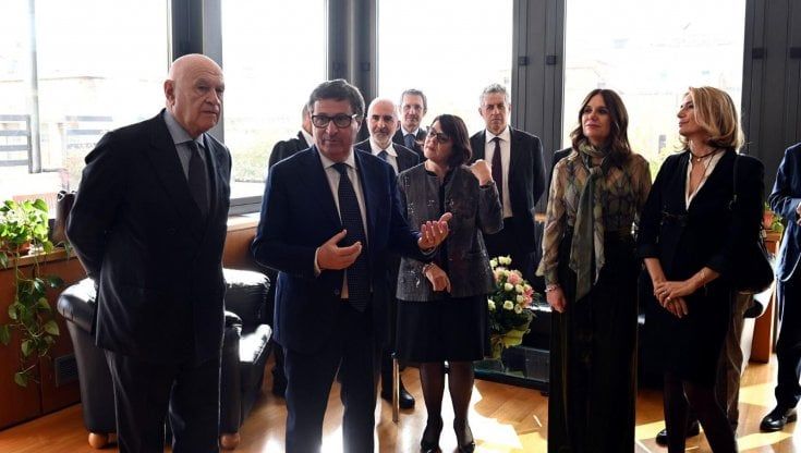 Il ministro Nordio a sorpresa al Csm, "collega tra i colleghi". Ma protesta per lo spritz fatto con l’Aperol e non con il Campari 