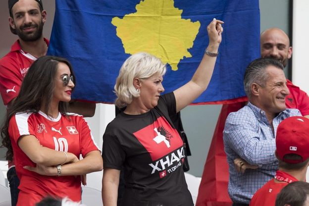 Il derby dei fratelli Xhaka, la mamma in tribuna con una maglia speciale
