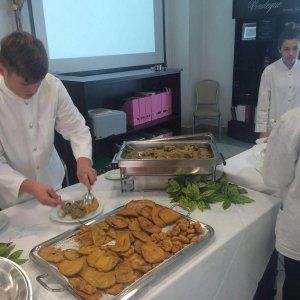 Ai fornelli della scuola si cucina Sobji Khichuri