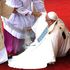Polonia, la veste tradisce. Papa Francesco inciampa e cade