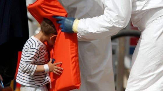 Lampedusa, arrivano 12 migranti su un barchino: tra loro tre donne, di cui una incinta, e otto bambini