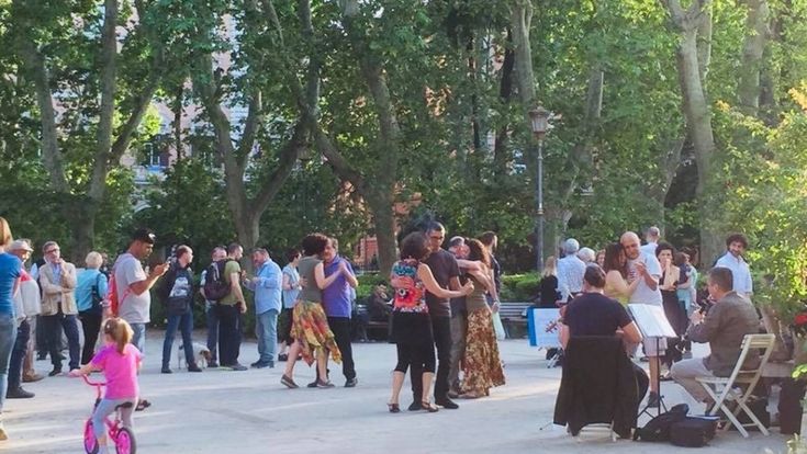 Esquilino, Concerti e balli davanti al roseto per strapparlo agli spacciatori