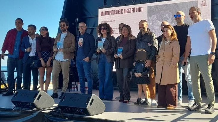 I baresi premiano i loro negozi del cuore: l’ottica, il bar e la boutique. “Da noi trovano amici”