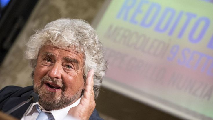 Grillo torna e lancia il reddito per tutti. I 5S: "Ora tagliamo metà stipendio ai parlamentari"