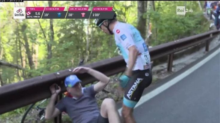 Ciclismo, Giro d'Italia: un tifoso lo fa cadere, Lopez si rialza e lo prende a schiaffi