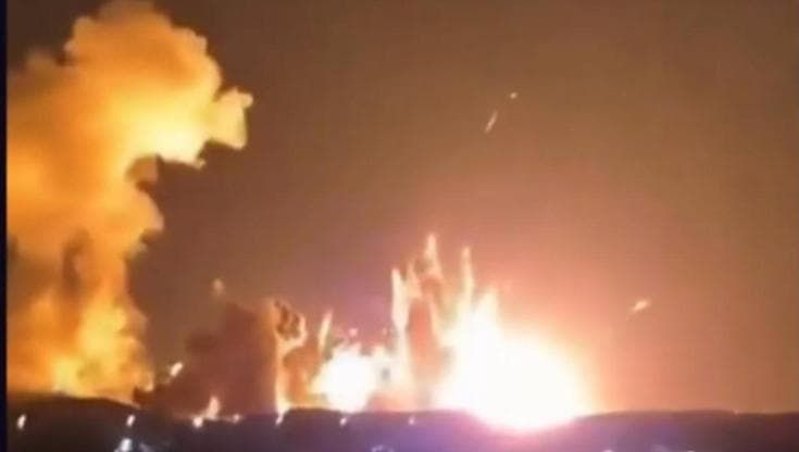Iran, Trump posta video di bombardamenti. Media americani: "Attaccato deposito di armi a Isfahan"
