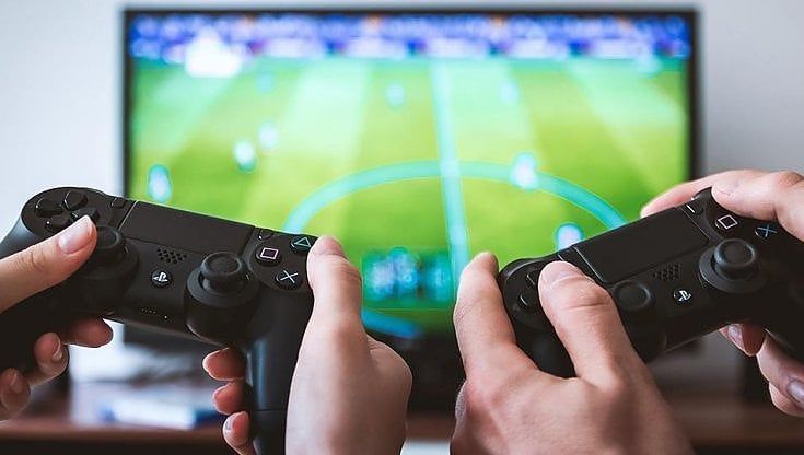 Covid, nel Barese 7 ragazzini sorpresi in locale a giocare alla playstation: genitori multati