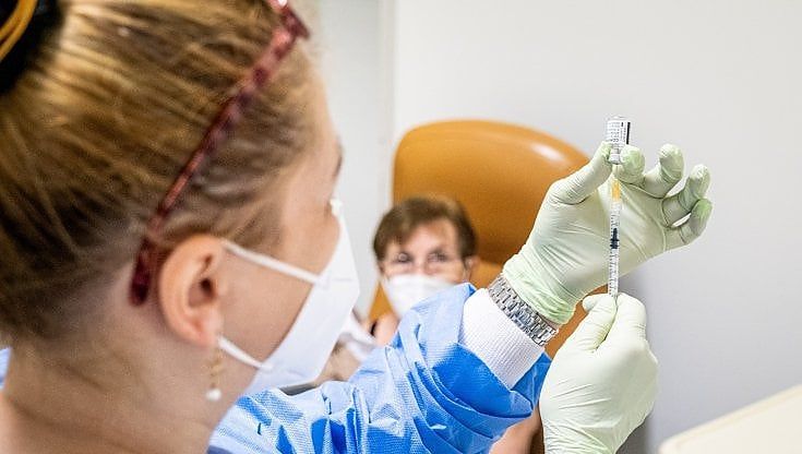 Via libera ai vaccini in azienda. I sindacati: garantire chi non accetta