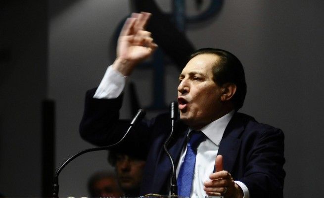 E il governatore isolato <br />chiese aiuto a Renzi e Alfano