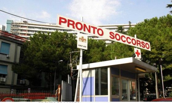 Molesta una quindicenne, trascina con l'auto e accoltella il padre che la difende