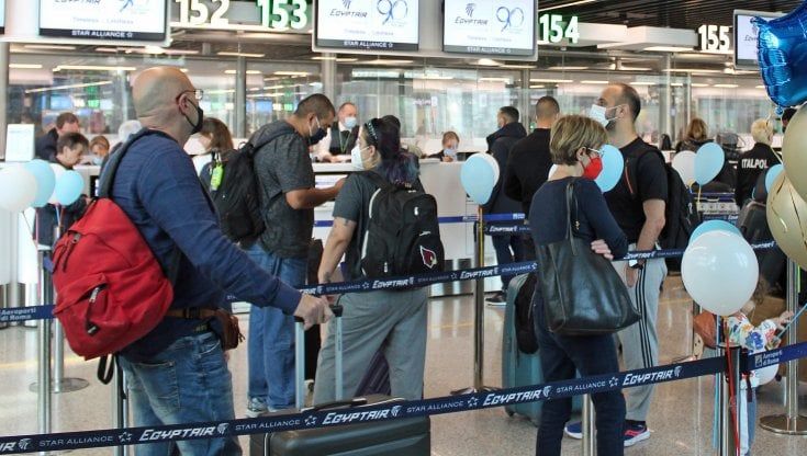 Mascherine in aereo, cosa cambia dal 16 maggio in Italia e in Europa