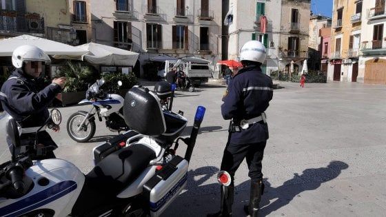 Bari, guida senza cintura e parla al cellulare: 39enne ferisce con una testata il vigile che lo multa