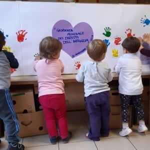 Piacenza, tre maestre arrestate per maltrattamenti sui bambini: fra di loro una suora