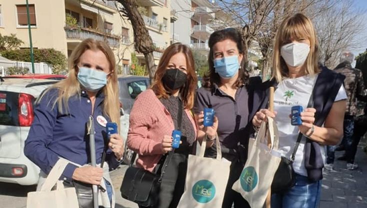 "Napoli val bene una cicca", volontari raccolgono centinaia di mozziconi lasciati in strada