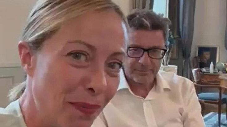 Assegno unico per i figli, scontro sull’abolizione. Meloni nega. Il Pd: dica se cambia