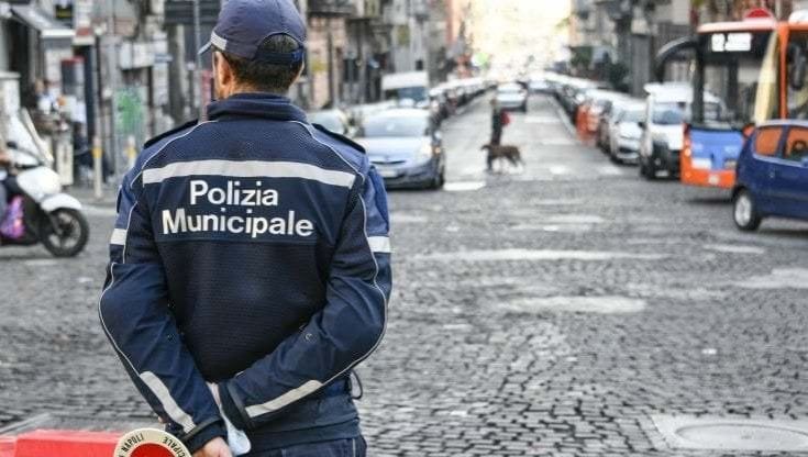 Napoli, al Vomero 8 vigili solo per presidiare il garage della polizia municipale. Il nuovo comandante: "Meglio un lucchetto"