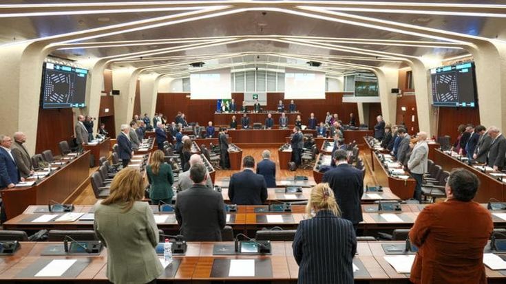 Legge sul fine vita in Lombardia, la strada sarà ancora lunga: in aula dopo l’estate. Ma è già scontro politico