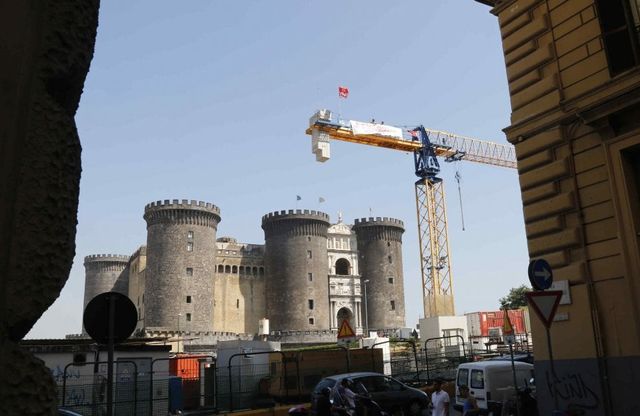 Lavoro: operai su una gru a Napoli, pronti allo sciopero della sete