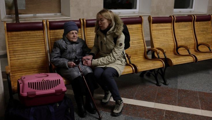 Con l'Ucraina al buio, l'allarme di Bruxelles: “Potrebbero arrivare 3 milioni di profughi”