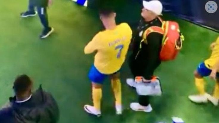 Ronaldo sconfitto e furioso: gestaccio verso i tifosi dell’Al-Hilal dopo i cori per Messi. Prima aveva spintonato un addetto al campo