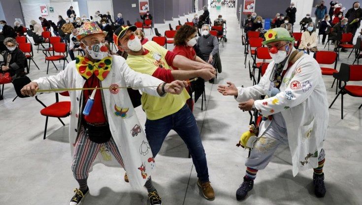 Nasi da clown e cartoni animati: gli hub toscani si preparano a vaccinare i piccoli