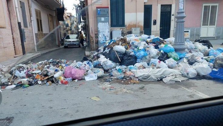 Villabate, la rifiutopoli: comune sommerso dall'immondizia. E il sindaco ordina multe da tremila euro