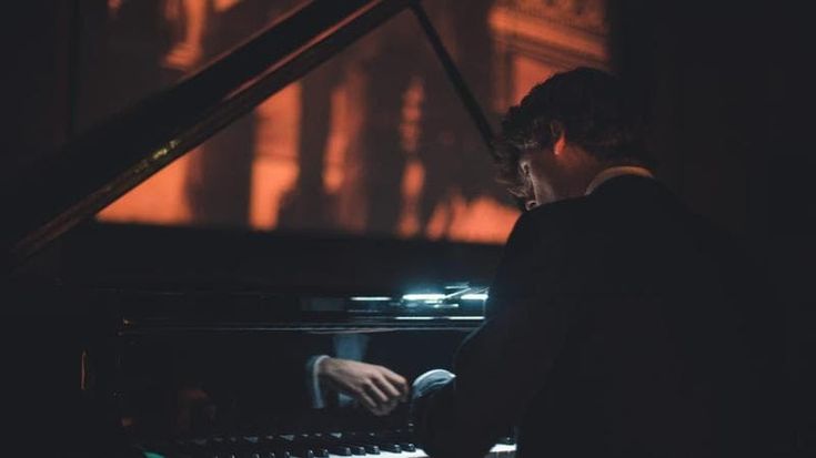 Ludovico Bellucci che dà voce ai film muti con la sua musica