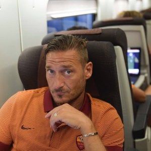  Roma, Totti all'ultimo ritiro: "Spero che i tifosi tornino in Curva". Ma va subito ko