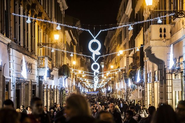 Le luci di via Condotti accendono il Natale