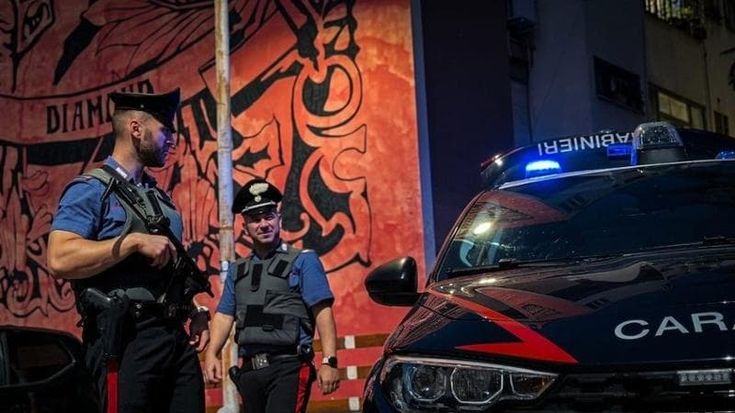 Caccia allo straniero nella notte a Roma est, spari dall’auto contro migranti e raider