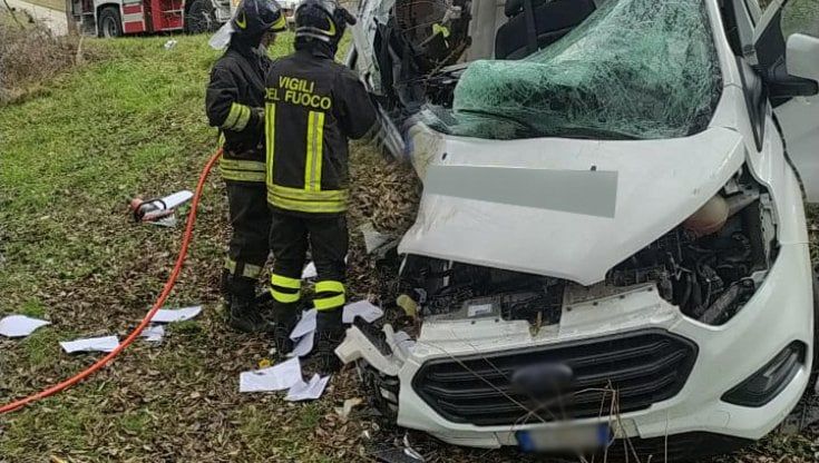 Ancona, muore a 16 anni in un incidente stradale durante lo stage. Bianchi: "Avviato tavolo per maggiore sicurezza in formazione". La protesta degli studenti: "Dimettiti"
