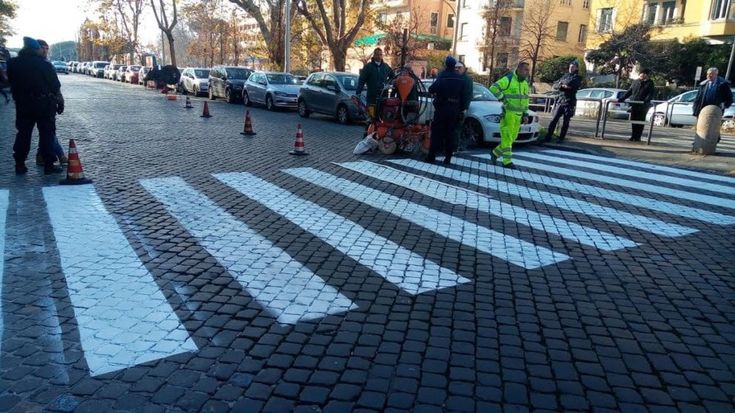 Roma, rifacimento strisce pedonali e manutenzione delle strade: detenuti al lavoro all'Esquilino