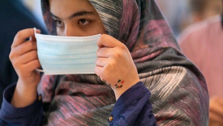 Il giornalista, le donne, i bambini afghani a Ponticelli: "Salvate i nostri cari laggiù"