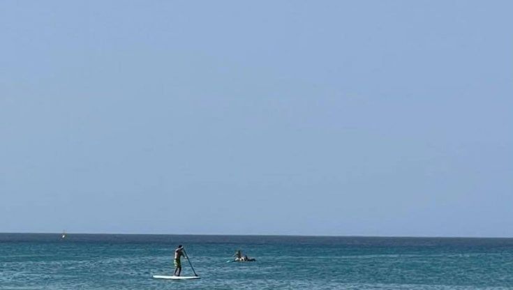 Materassino alla deriva ad Apani: due ragazze soccorse con il Sup. "In mare intervenire per noi  è un dovere e anche un piacere"