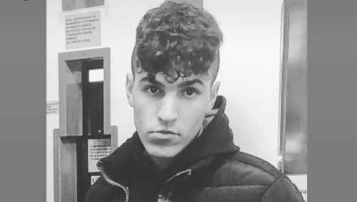 Ragazzo di 22 anni muore accoltellato dopo rissa con bastoni partita sui social a Pessano con Bornago. Grave 16enne