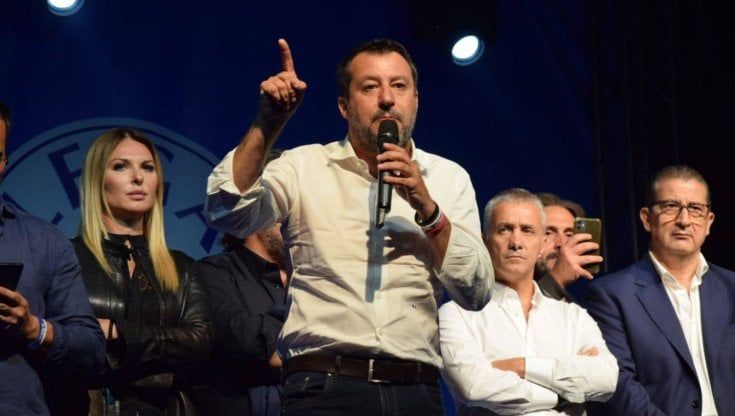 Matteo Salvini a Bari non scalda come Giorgia Meloni. E il leader della Lega attacca Emiliano: "Si sente un Ras, gli dico Bella ciao"