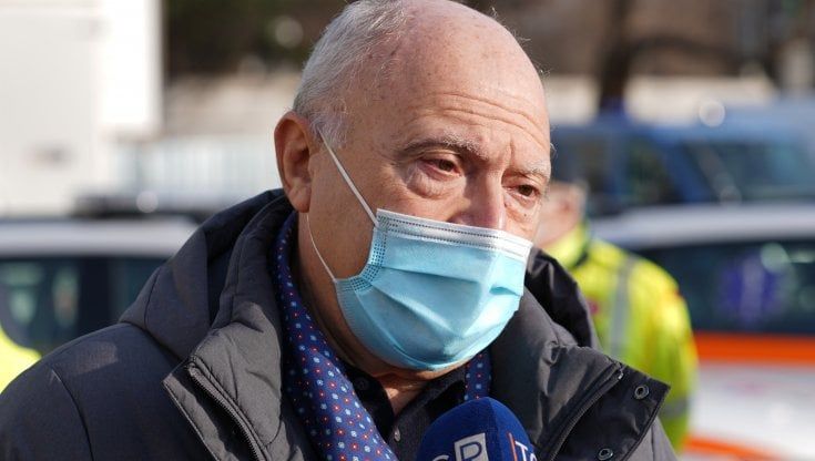 L'infettivologo Massimo Galli: "Sì ai medici volontari per i vaccini anti Covid: usiamo palestre e farmacie ma le classi restino chiuse"