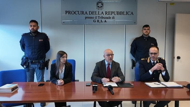Gela, coltelli tra i giovani. La polizia: “Ne sequestriamo due o tre a notte”. L’allarme dei pm