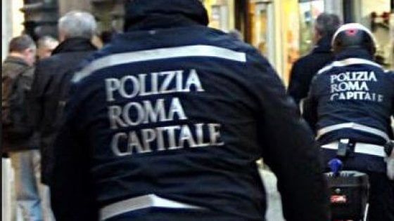 Roma, soldi dal ristoratore col ricatto delle multe: arrestato vigile che intascava la mazzetta 
