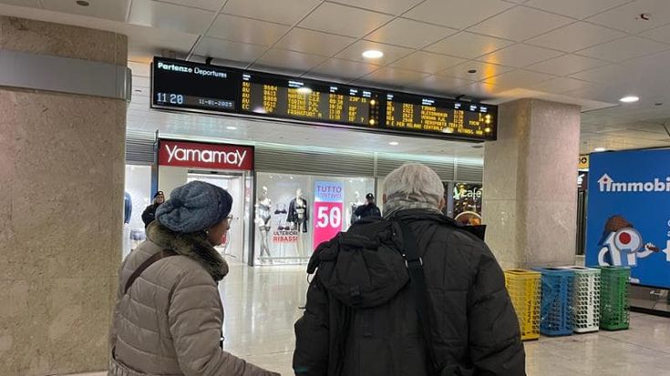 Caos treni, l’odissea di una 70enne: “Mio padre, 97 anni, è ricoverato a Barletta. Come ci arrivo?”