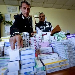 Napoli, il mercato nero di farmaci salva-vita: 5 arresti 