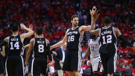 Basket, playoff Nba: Harden alza bandiera bianca, San Antonio in finale con Golden State