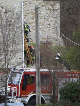 Appicca incendio, poi si barrica in auto con una pistola