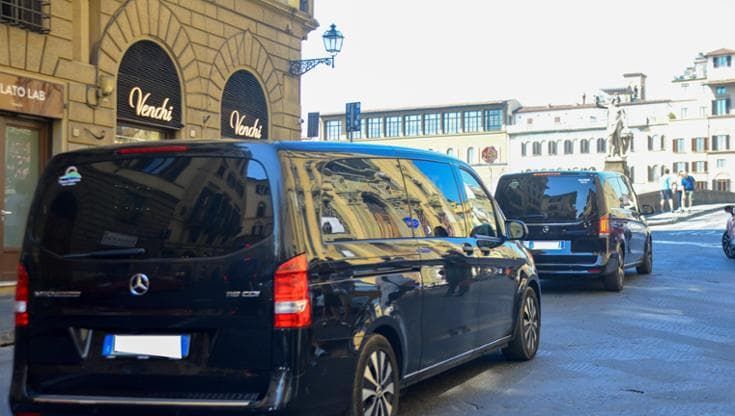 Firenze, stretta sui pulmini neri Ncc: permessi di 3 ore e ticket per chi viene da fuori provincia