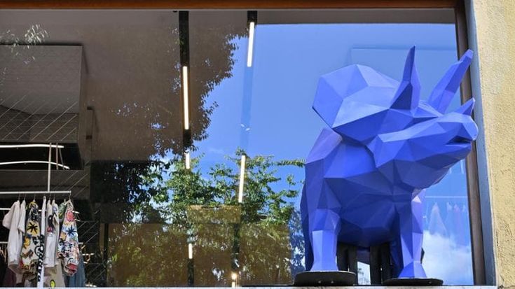 LuisaViaRoma apre un negozio per bambini e dalle vetrine spunta un dinosauro blu