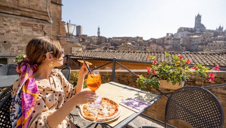Consumi, grazie al turismo agosto 2022 è il mese migliore dalla fine delle restrizioni