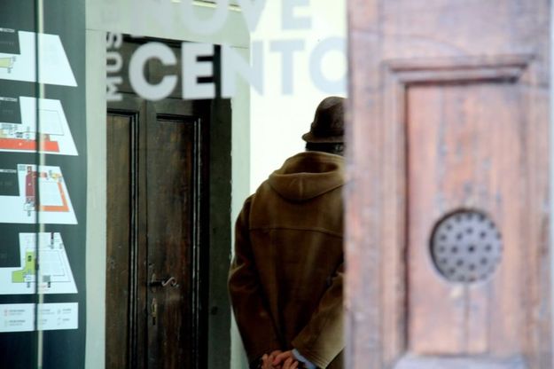 Svita una testa di bronzo al museo del Novecento e cerca di scappare