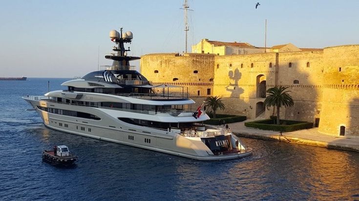 Taranto, il super yacht da 95 metri davanti al castello