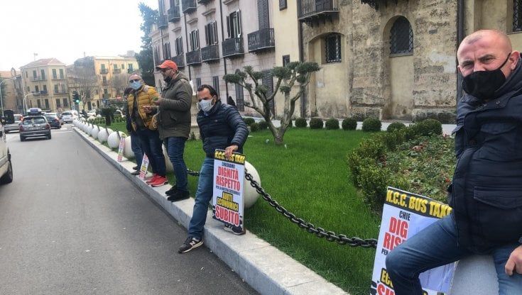 Protesta dei conducenti delle auto a nolo: "Da tre mesi attendiamo i fondi della Regione"